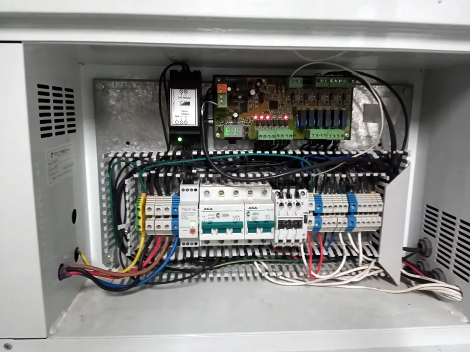 Gabinete con placa de control, relés y protecciones térmicas