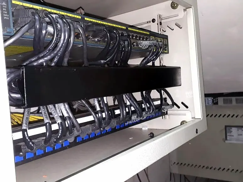 Patch panel y switch montados en un gabinete