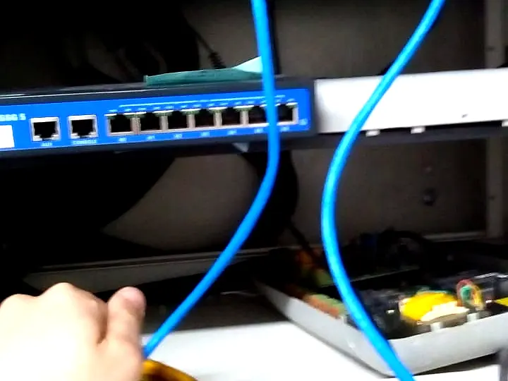 Patcheo de un cable azul en un switch dentro de un rack